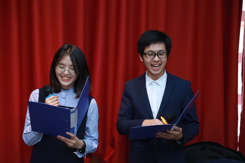 学生代表吴嘉铭,代寰宇结合自己在清华学习两年半的生活点滴发表感言